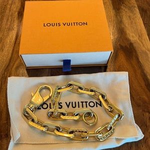 Louis Vuitton Edge Necklace Coussin Chain Strap